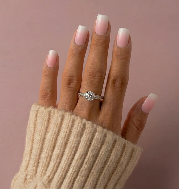 Unhas postiças Cotton Cloud em rosa suave e branco ombré.