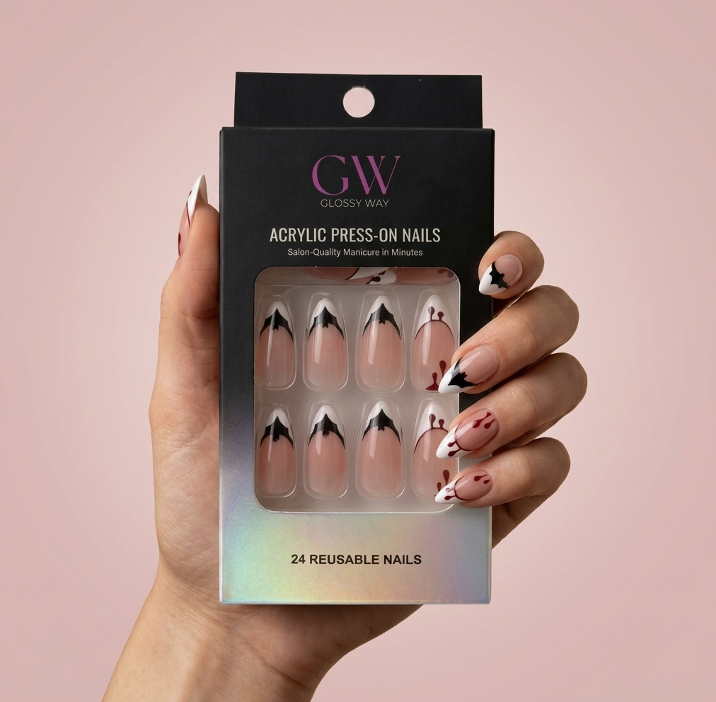 Roka tur melnu, hologrāfisku GW Glossy Way akrila mākslīgo nagu iepakojumu uz maigi rozā fona. Nagiem ir nude rozā pamatne, melni un balti French tip galiņi un sarkanas dekoratīvas detaļas.