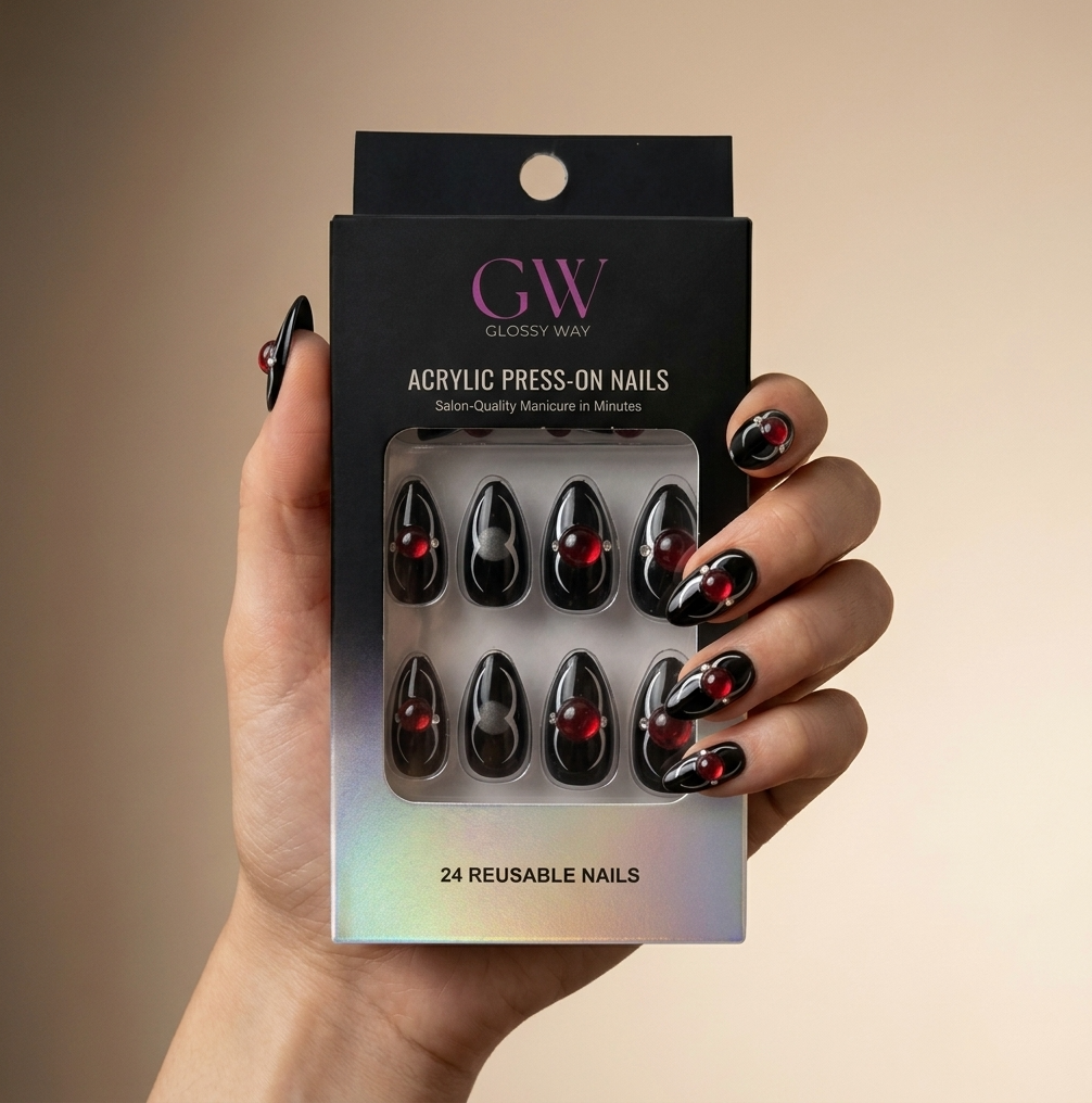 Mão a segurar uma caixa de unhas postiças acrílicas pretas com pequenos detalhes vermelhos e glitter dourado