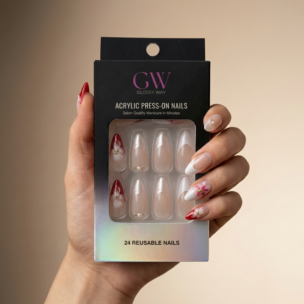 En hånd holder en sort æske med GW Glossy Way press-on negle i akryl mod en varm beige gradientbaggrund. Neglene i det gennemsigtige vindue er blanke nude med røde og hvide blomsterdesigns, og hånden har en matchende manicure.
